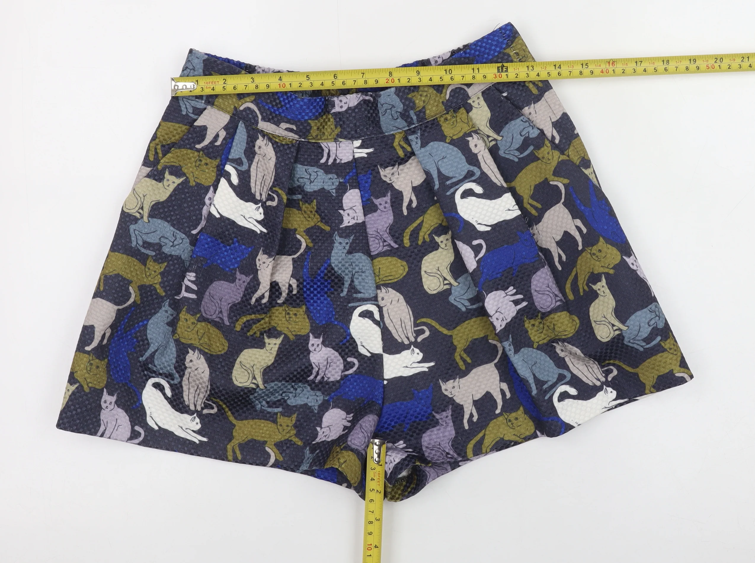 H&M Women’s Multicoloured Cat Print Pleated Chino Shorts Size 8 - Image 2