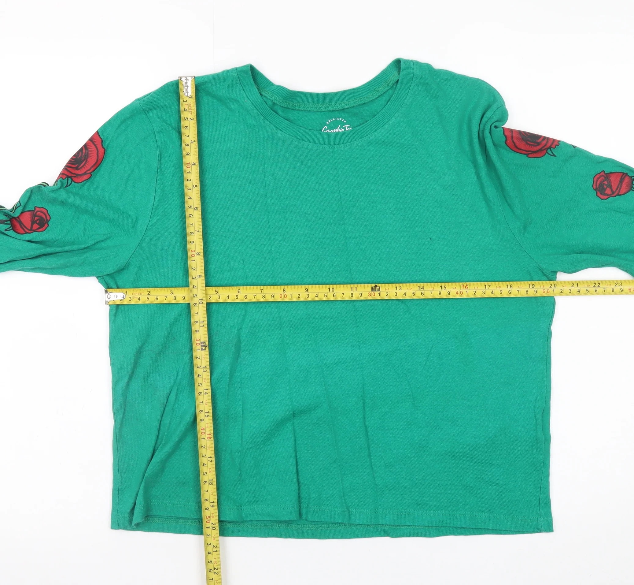 Hollister Women's Green Graphic Long Sleeve Cropped T-Shirt S - Image 2
