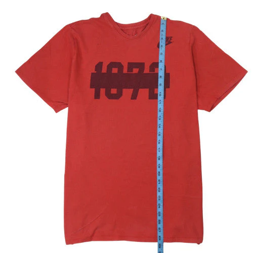 Nike Men's Red Graphic 1873 Athletic Cotton T-Shirt Size L - Image 3
